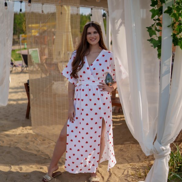 Sukienka muślinowa z dwoma rozcięciami i kimonowym dekoltem biała w serduszka