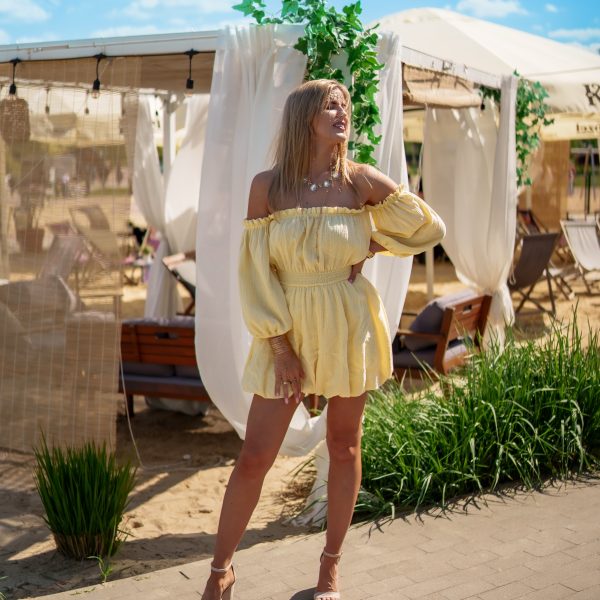 Sukienka muślinowa w kroju bombki z bufiastymi rękawami żółty