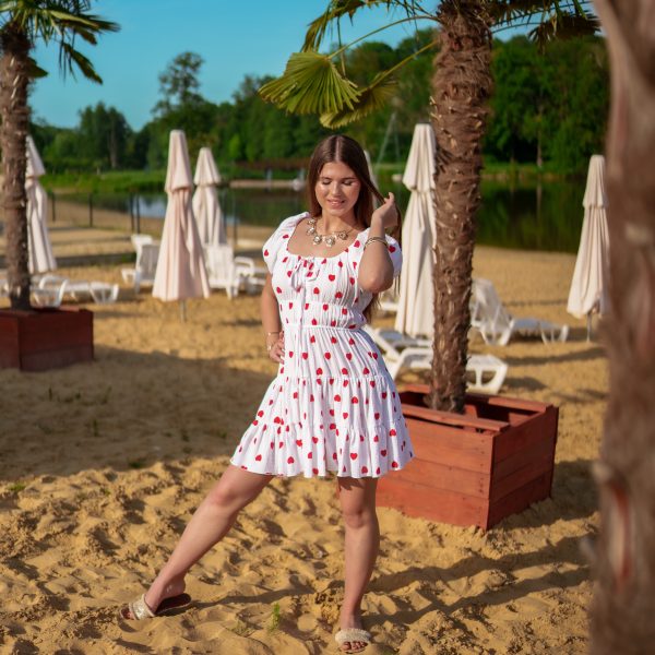 Sukienka muślinowa z wiązaniem na dekolcie i falbanami biały w serduszka