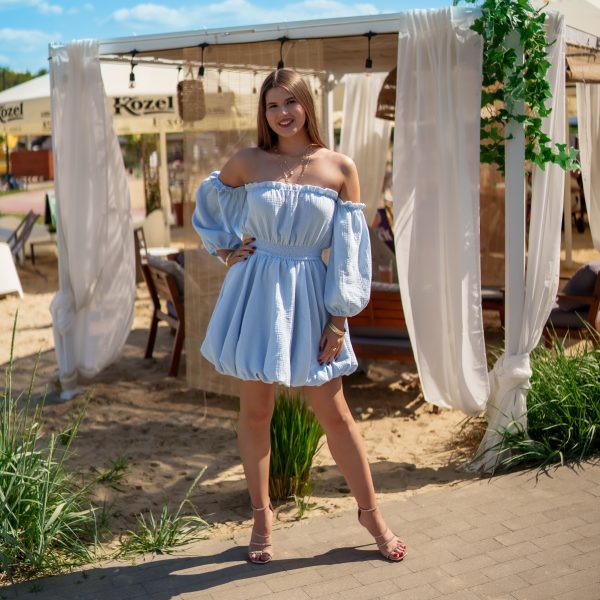 Sukienka muślinowa w kroju bombki z bufiastymi rękawami błękitny