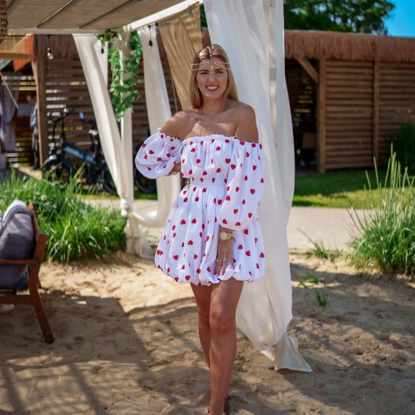 Sukienka muślinowa w kroju bombki z bufiastymi rękawami biały w serduszka