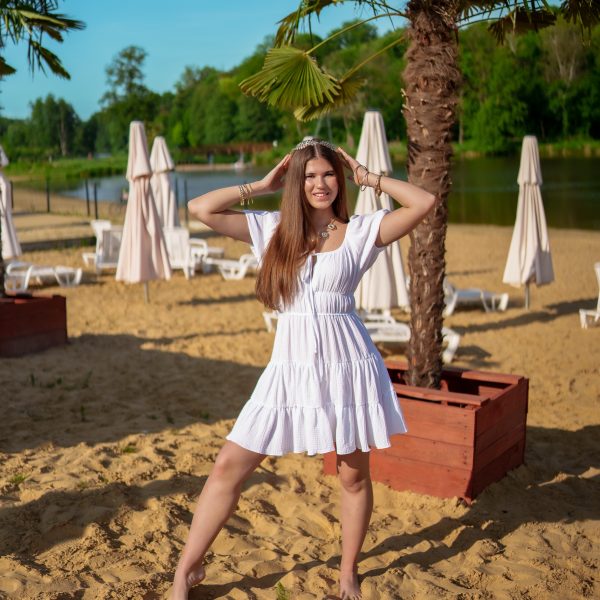 Sukienka muślinowa z wiązaniem na dekolcie i falbanami biały