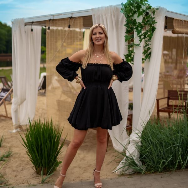 Sukienka muślinowa w kroju bombki z bufiastymi rękawami czarny