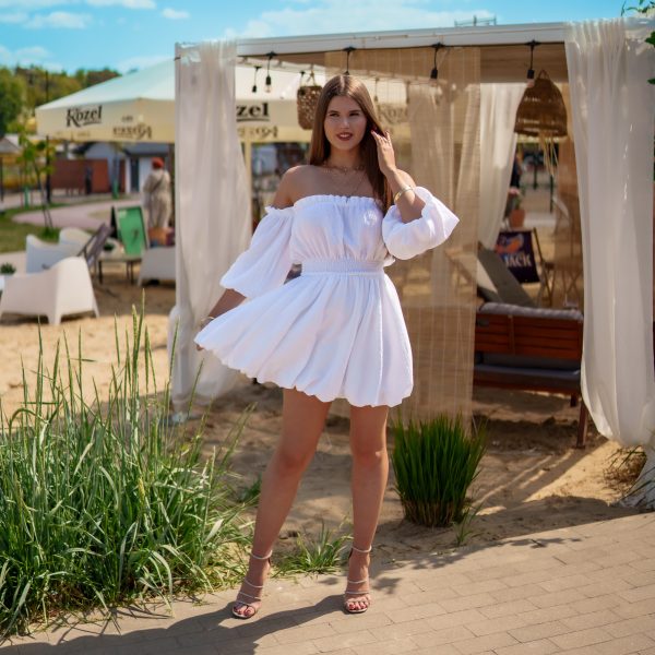 Sukienka muślinowa w kroju bombki z bufiastymi rękawami biały