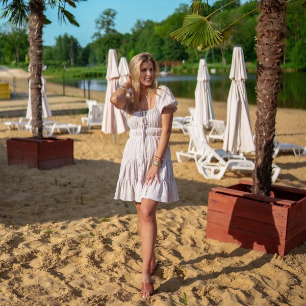 Sukienka muślinowa z wiązaniem na dekolcie i falbanami beżowy