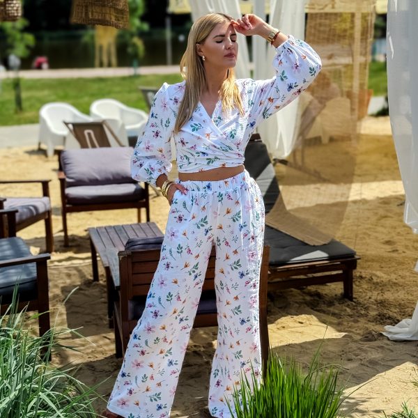 Komplet muślinowy krótka wiązana bluzka i długie spodnie z prostymi nogawkami biały w kwiaty Mix&Match