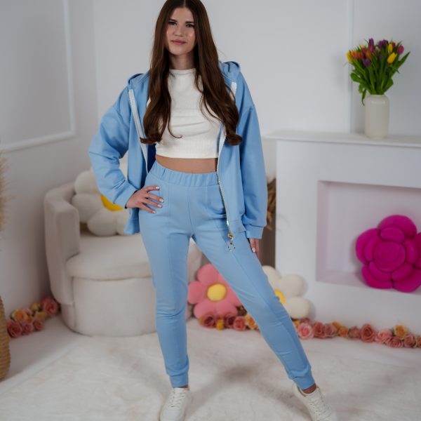 Dzianinowy komplet dresowy rozpinana bluza oversize i dopasowane spodnie z ozdobnymi przeszyciami błękitny