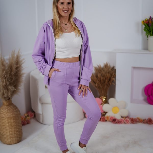 Dzianinowy komplet dresowy rozpinana bluza oversize i dopasowane spodnie z ozdobnymi przeszyciami liliowy
