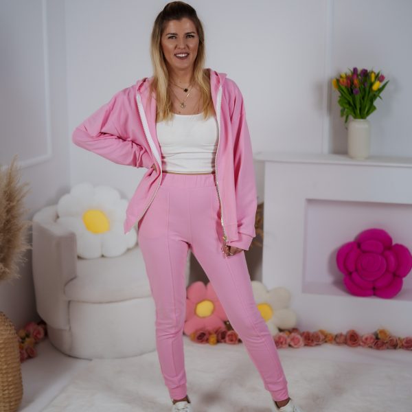 Dzianinowy komplet dresowy rozpinana bluza oversize i dopasowane spodnie z ozdobnymi przeszyciami różowy